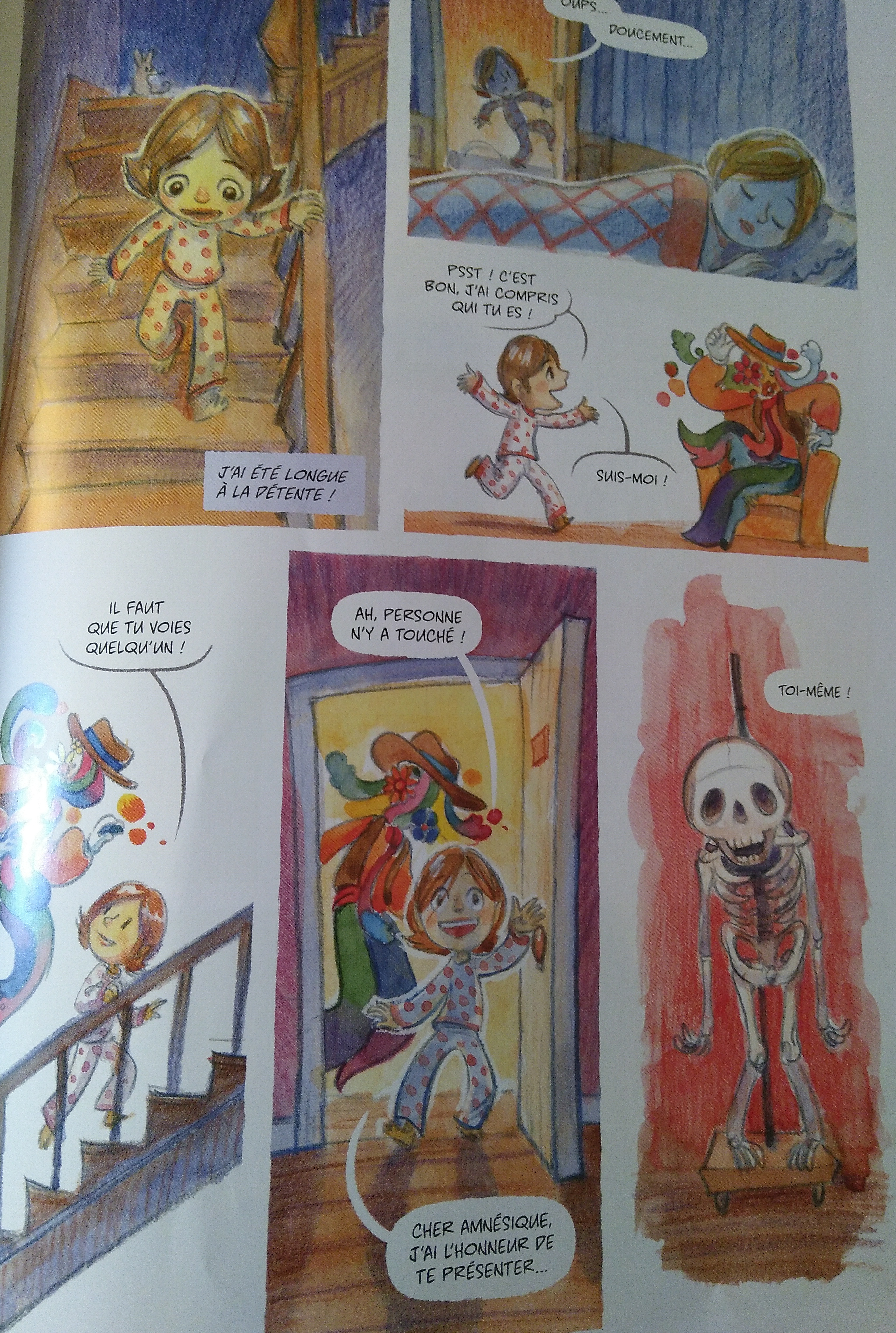 Nous voyons Charlotte, l'héroïne, descendre l'escalier. Elle tente de pas réveiller ses parents. Elle rejoint un fantôme coloré aux allures de hippi. Elle monte les escaliers pour amener