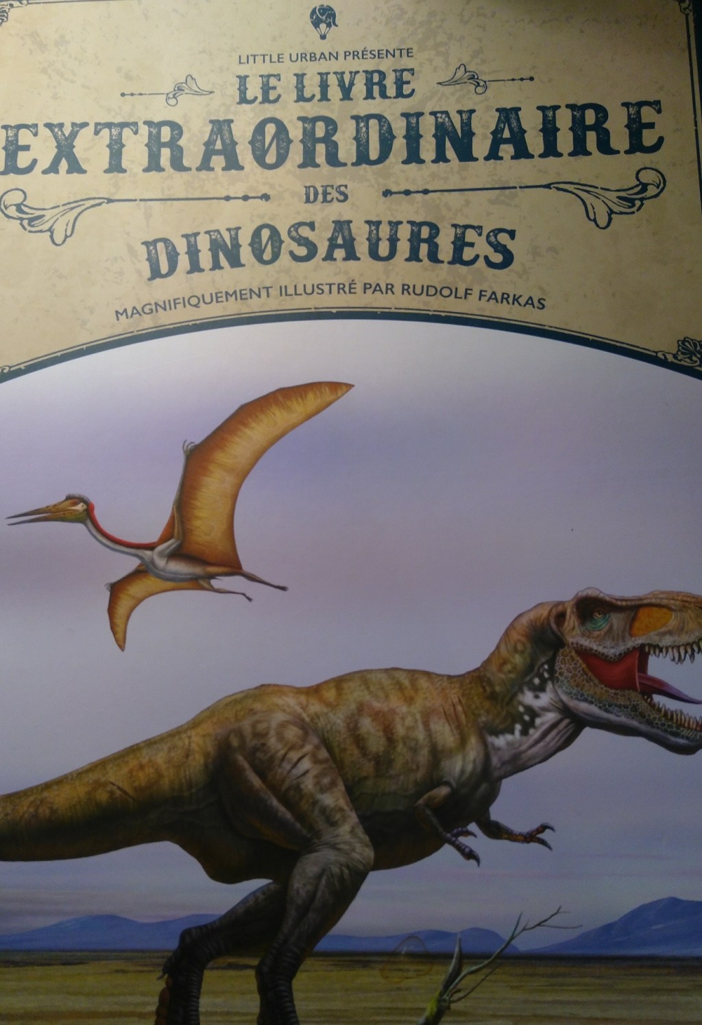 La couverture présente un t-rex et un ptérodactyle