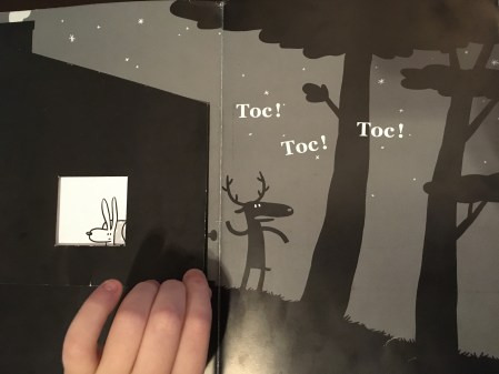 L'enfant soulève le cache