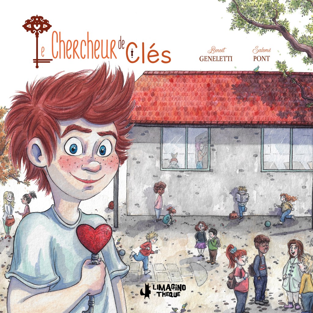 On voit une cours de récréation. En premier plan un garçon porte une clé en forme de coeur.