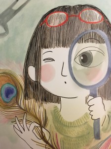 La grand-mère observe une plume à la loupe.