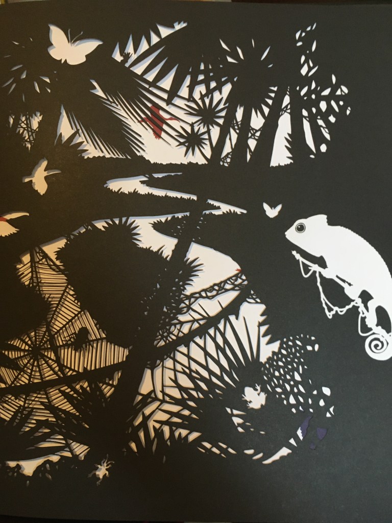 Paysage de jungle, avec des caméléons, des papillons et des oiseaux. Un fleuve serpente en bas de l'image.