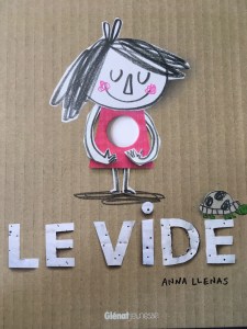 On voit une petite fille souriante avec un trou dans le ventre.